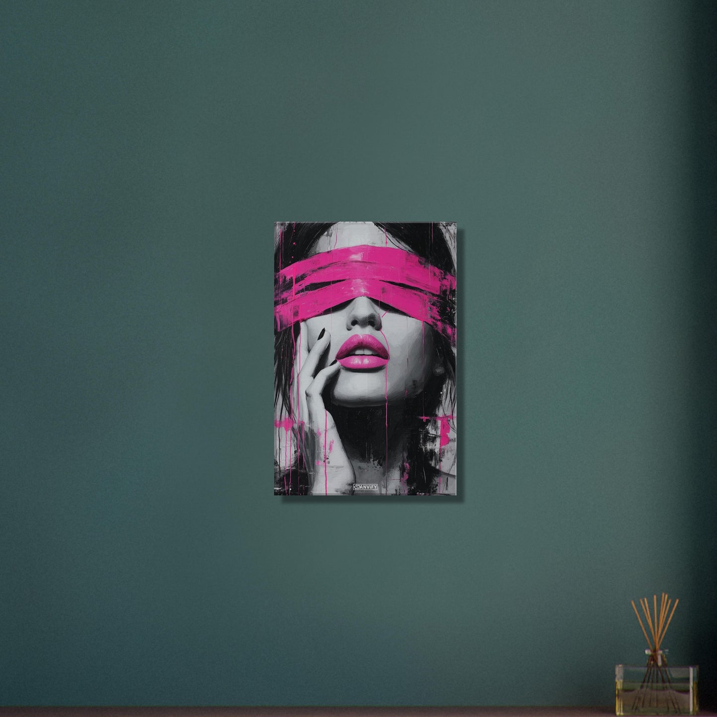 Frau mit verbundenen Augen und pinken Lippen auf einer Leinwand