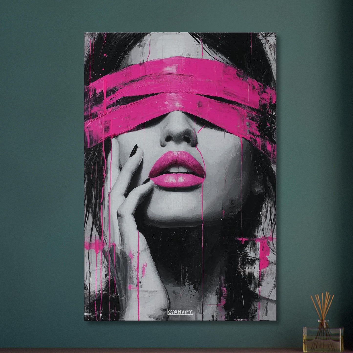 Frau mit verbundenen Augen und pinken Lippen auf einer Leinwand