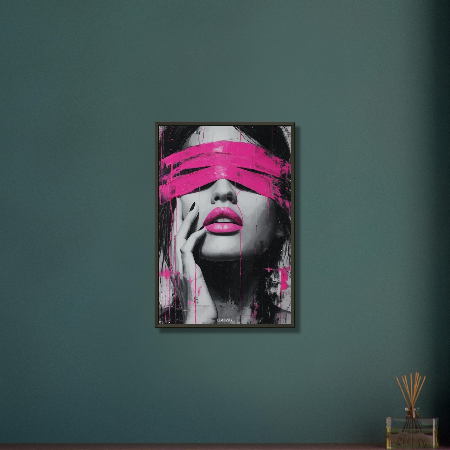 Frau mit verbundenen Augen und pinken Lippen auf einem Poster im Metallrahmen