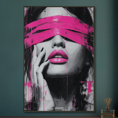 Frau mit verbundenen Augen und pinken Lippen auf einem Poster im Metallrahmen