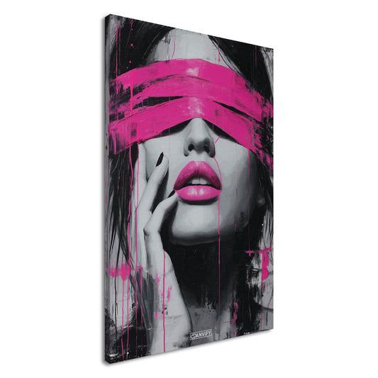 Frau mit verbundenen Augen und pinken Lippen auf einer Leinwand