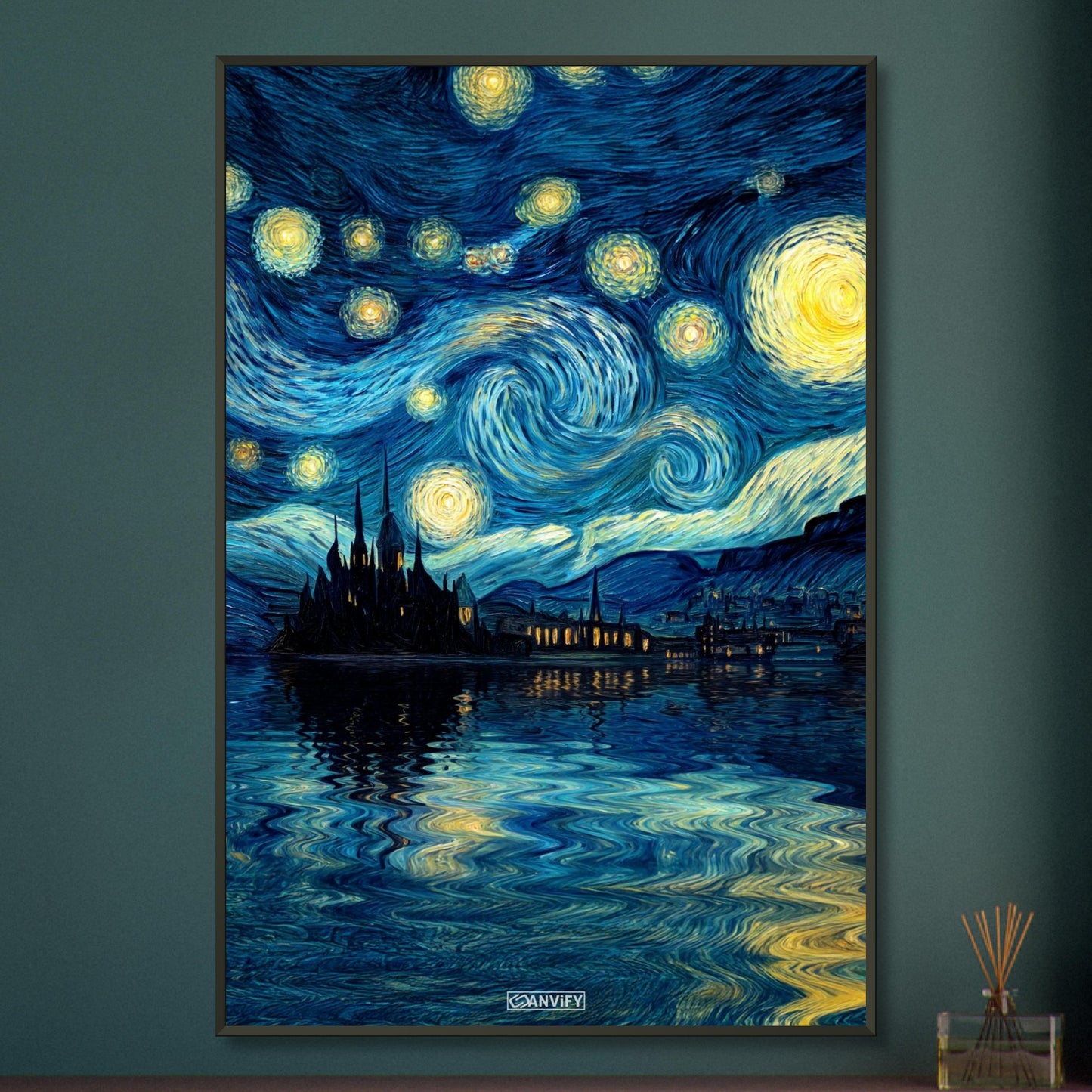 Gemälde von einem Schloss und Sternenhimmel im Stil von Vincent van Gogh auf einem Poster im Metallrahmen