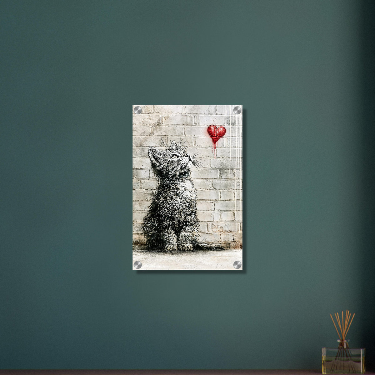 Kleine Katze im Banksy Stil blickt auf ein rotes Herz hoch auf einem Acrylbild