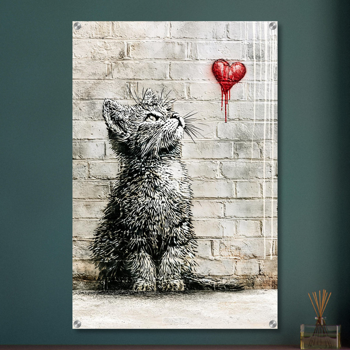 Kleine Katze im Banksy Stil blickt auf ein rotes Herz hoch auf einem Acrylbild
