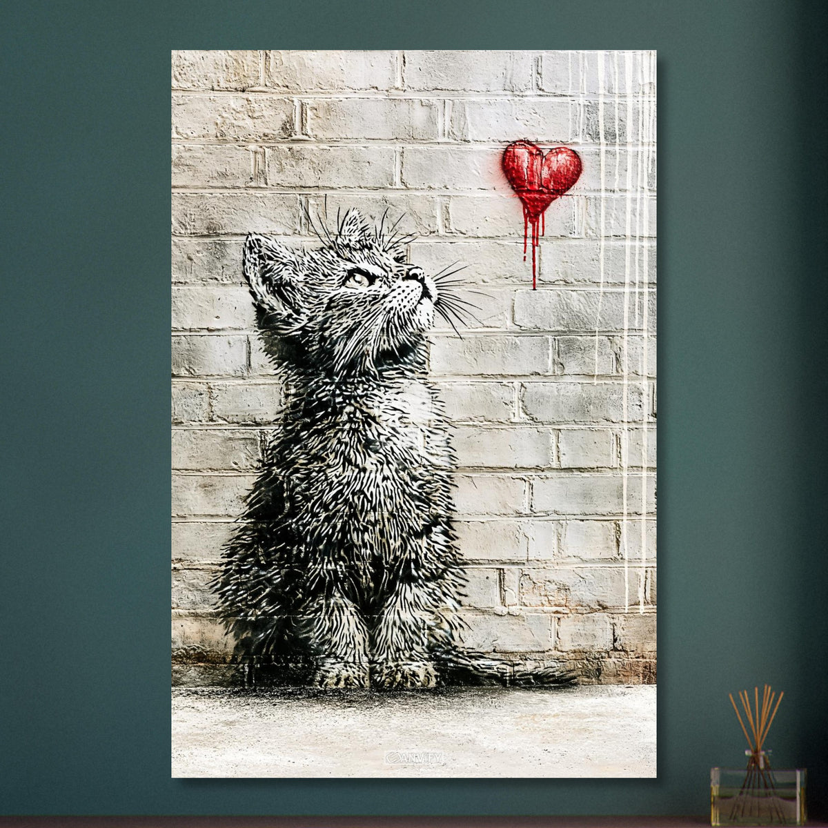 Kleine Katze im Banksy Stil blickt auf ein rotes Herz hoch auf Aluminium