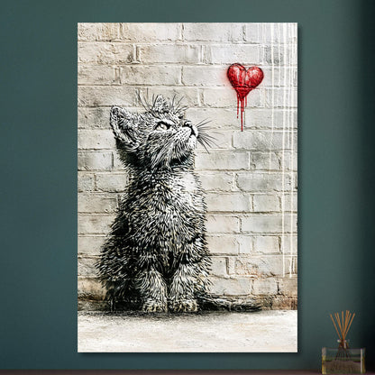 Kleine Katze im Banksy Stil blickt auf ein rotes Herz hoch auf Aluminium