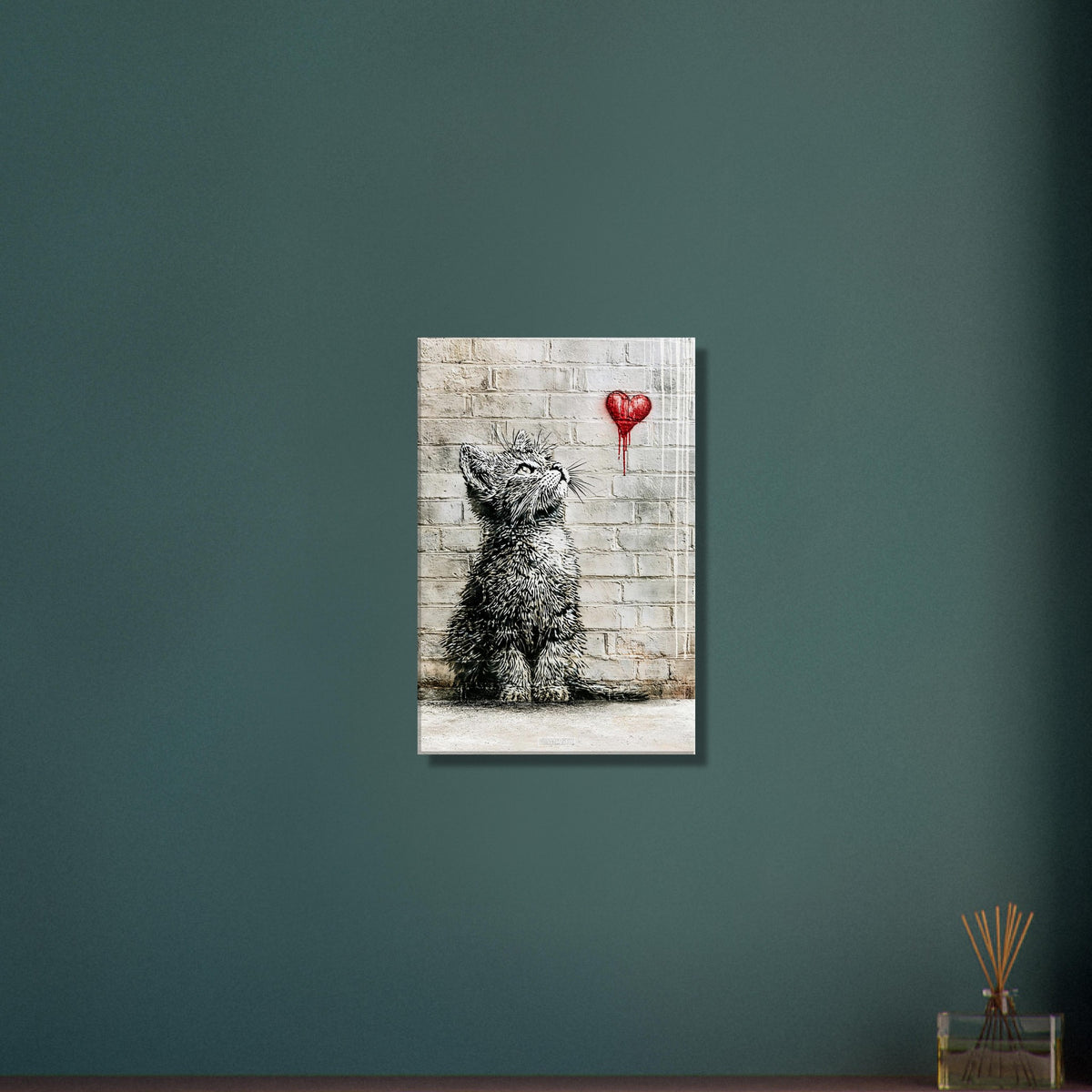 Kleine Katze im Banksy Stil blickt auf ein rotes Herz hoch auf einer Leinwand