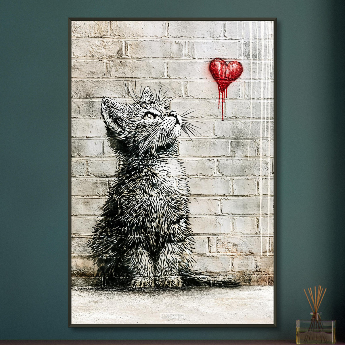 Kleine Katze im Banksy Stil blickt auf ein rotes Herz hoch auf einem Poster im Metallrahmen