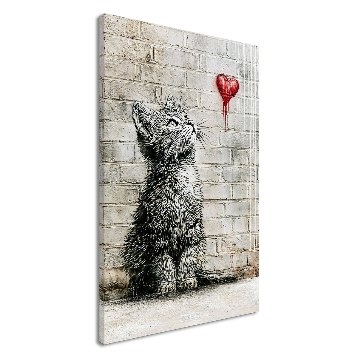 Kleine Katze im Banksy Stil blickt auf ein rotes Herz hoch auf einer Leinwand