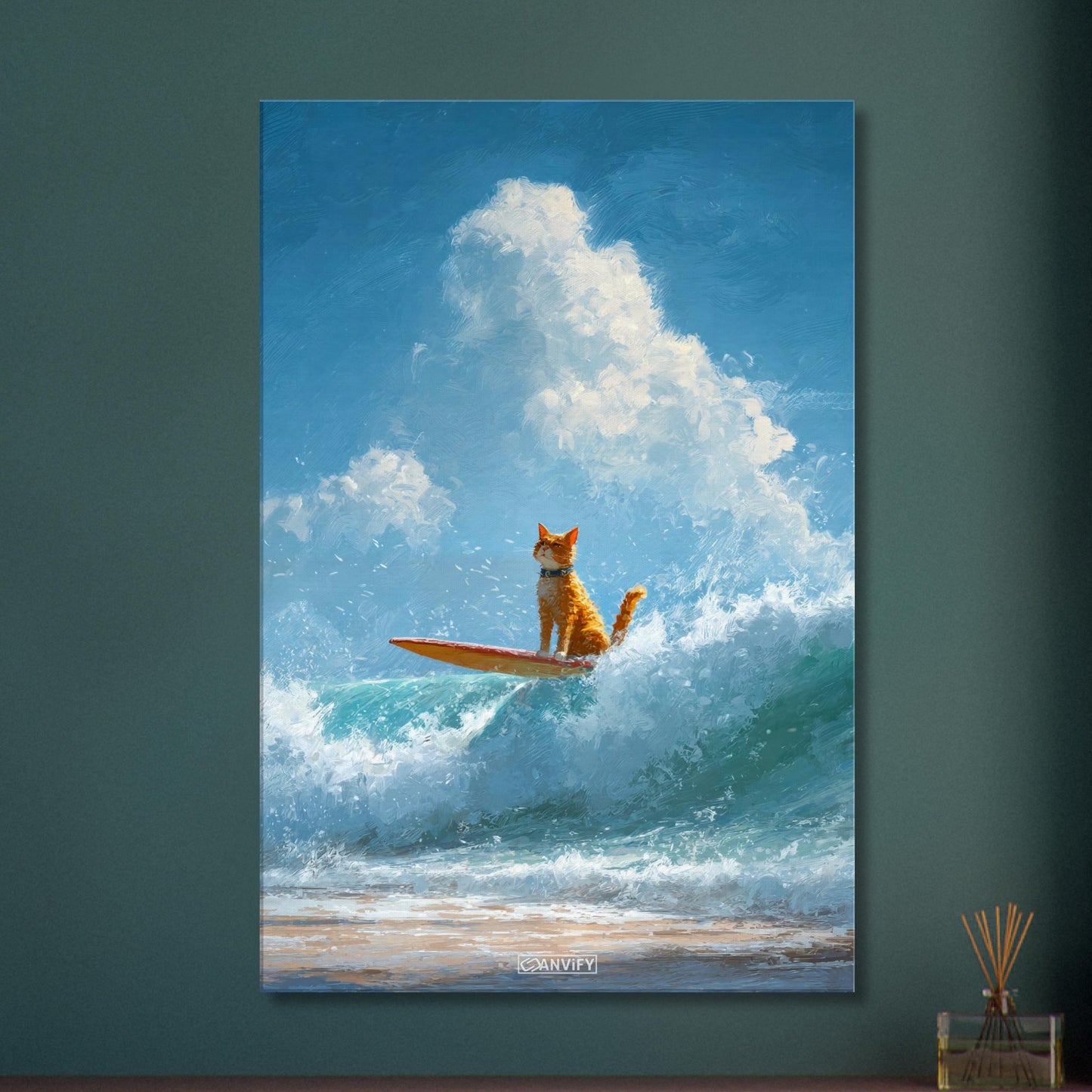 Orange Katze, bekannt auch als Garfield, surft auf dem Wasser auf einer Leinwand