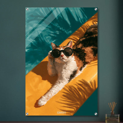 Katze mit einer Sonnenbrille faulenzt auf einem Surfbrett unter einer Palme auf einem Acrylbild
