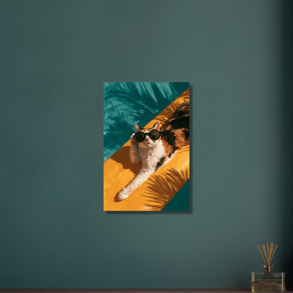 Katze mit einer Sonnenbrille faulenzt auf einem Surfbrett unter einer Palme auf Aluminium