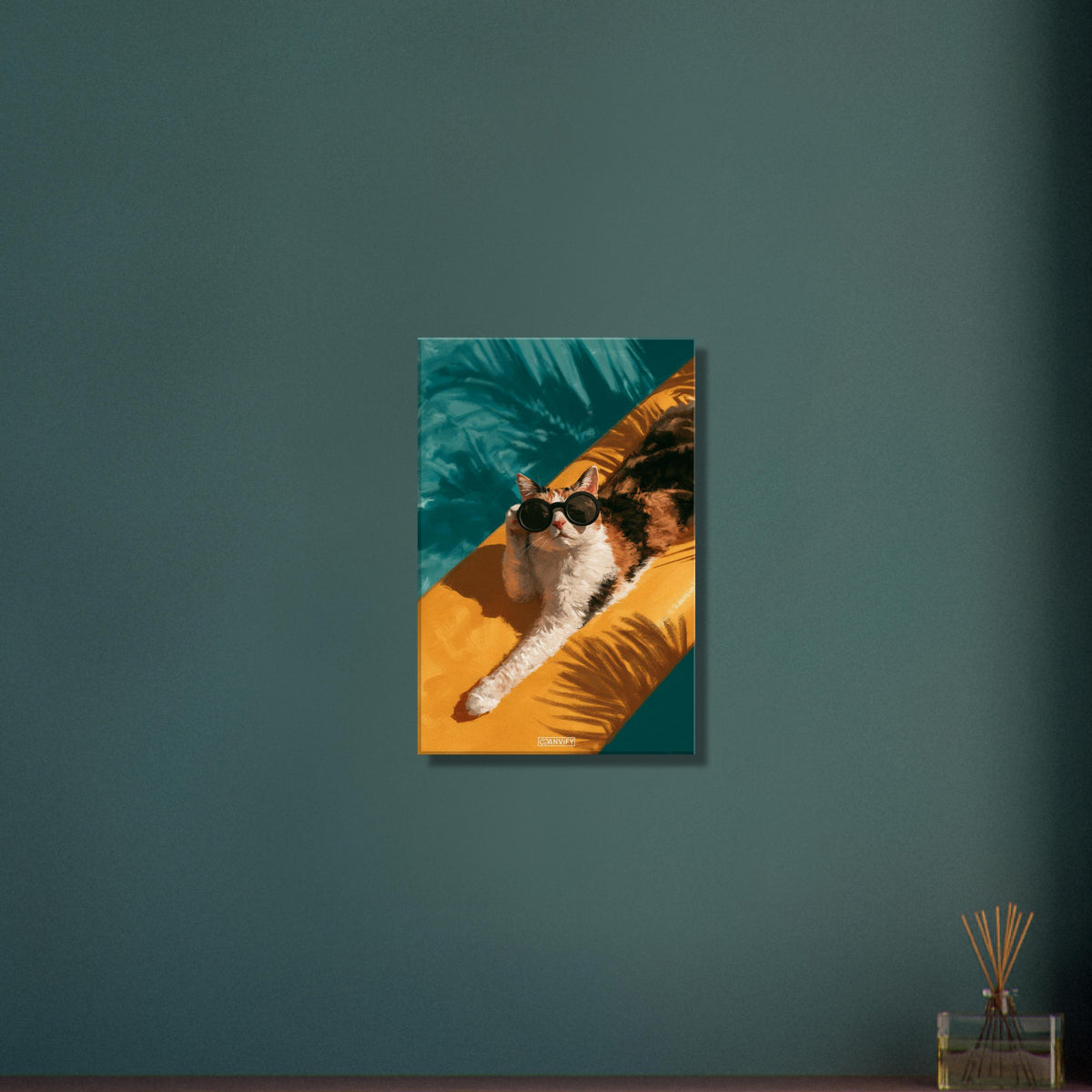 Katze mit einer Sonnenbrille faulenzt auf einem Surfbrett unter einer Palme auf einer Leinwand