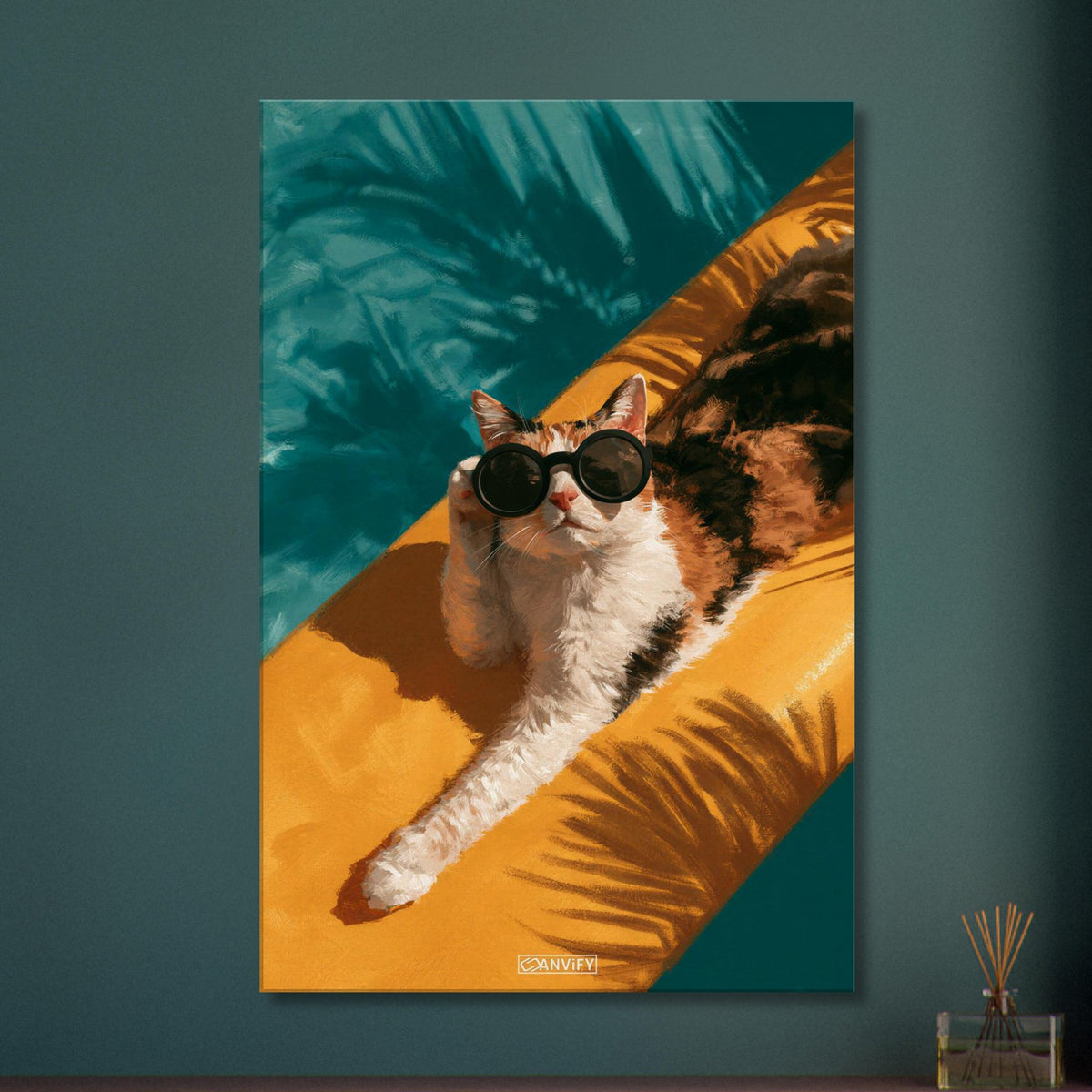 Katze mit einer Sonnenbrille faulenzt auf einem Surfbrett unter einer Palme auf einer Leinwand