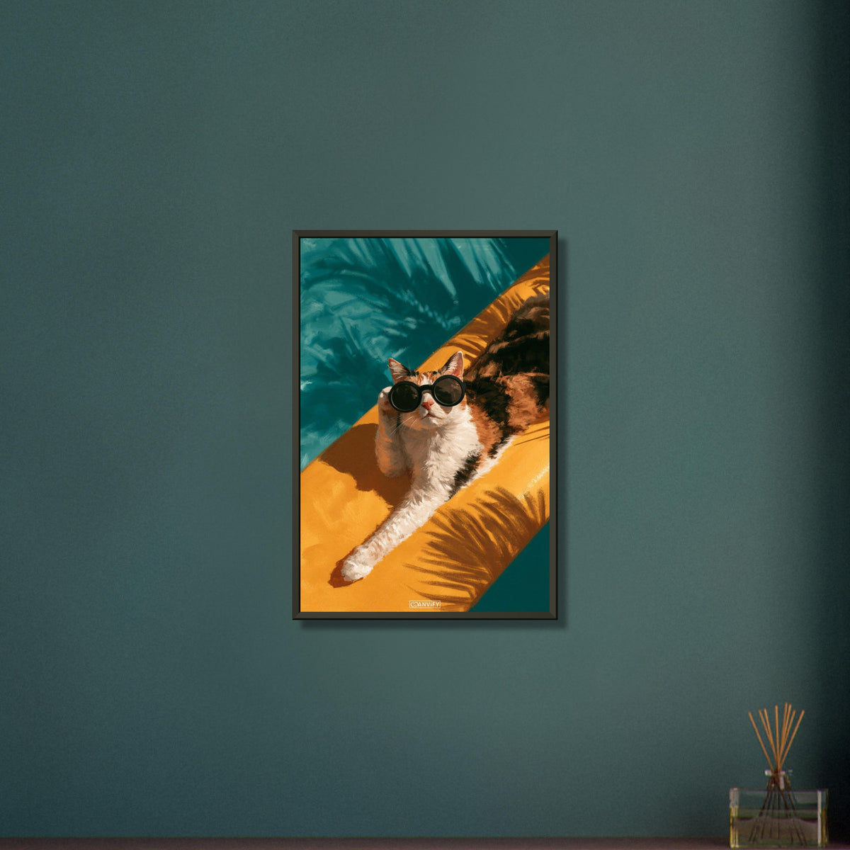 Katze mit einer Sonnenbrille faulenzt auf einem Surfbrett unter einer Palme auf einem Poster im Metallrahmen