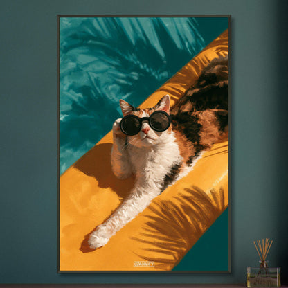 Katze mit einer Sonnenbrille faulenzt auf einem Surfbrett unter einer Palme auf einem Poster im Metallrahmen