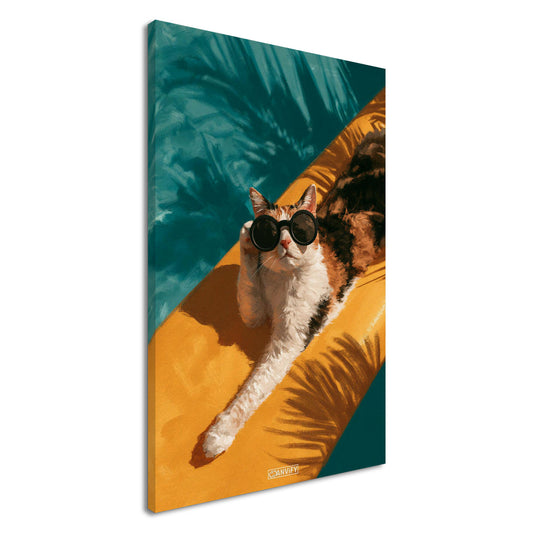 Katze mit einer Sonnenbrille faulenzt auf einem Surfbrett unter einer Palme auf einer Leinwand