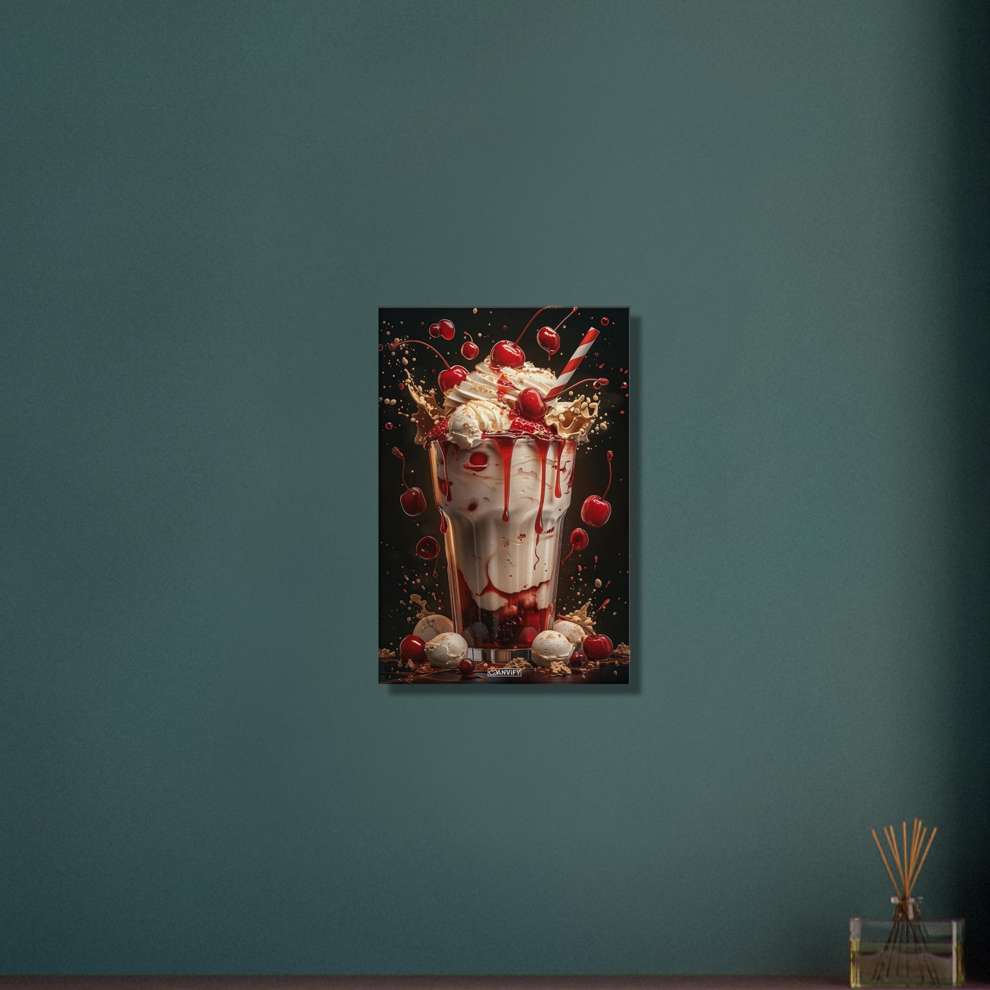 Kirsch-Milchshake mit Vanille Eiscreme auf einer Leinwand