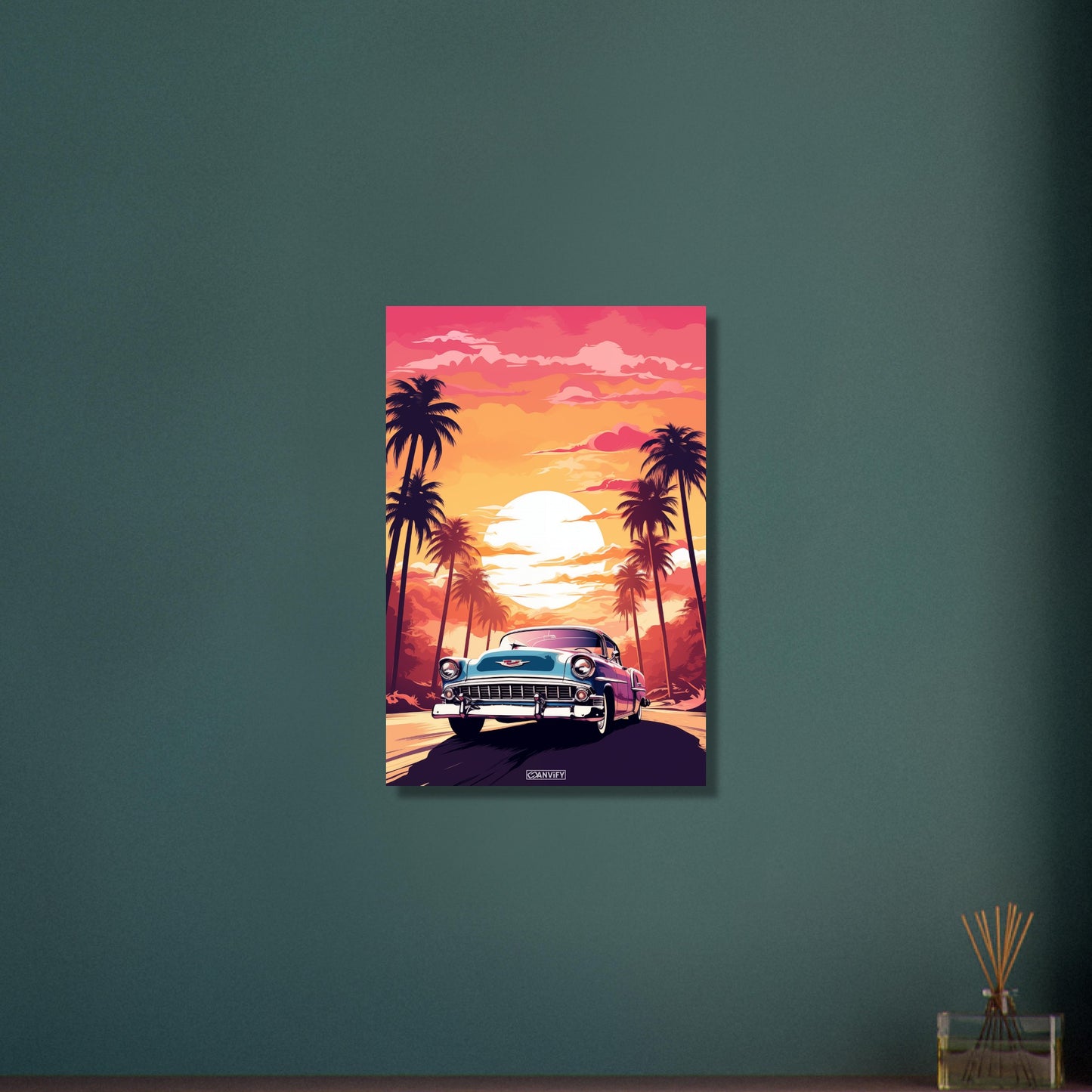 1951 Cadillac Series 62 in blauer Farbe beim Sonnenuntergang mit Palmen malerisch dargestellt auf Aluminium