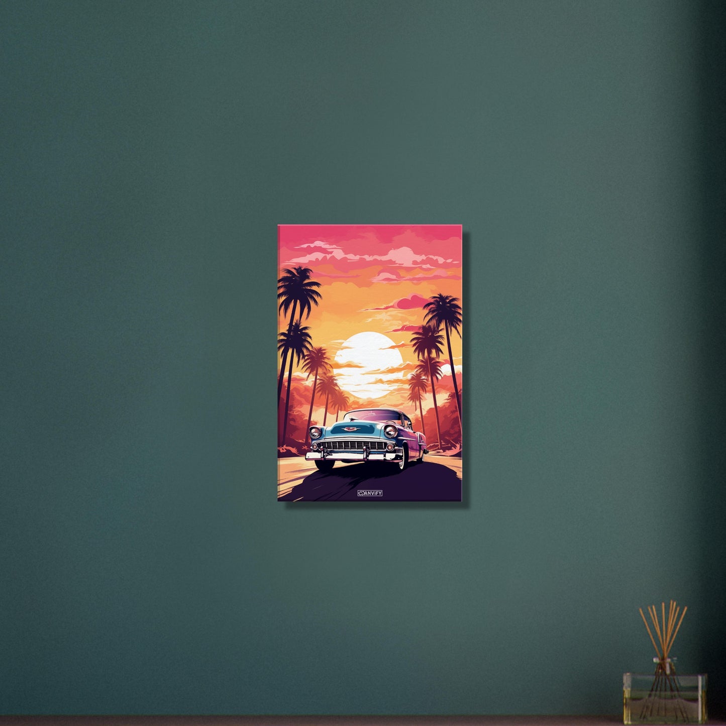 1951 Cadillac Series 62 in blauer Farbe beim Sonnenuntergang mit Palmen malerisch dargestellt auf einer Leinwand