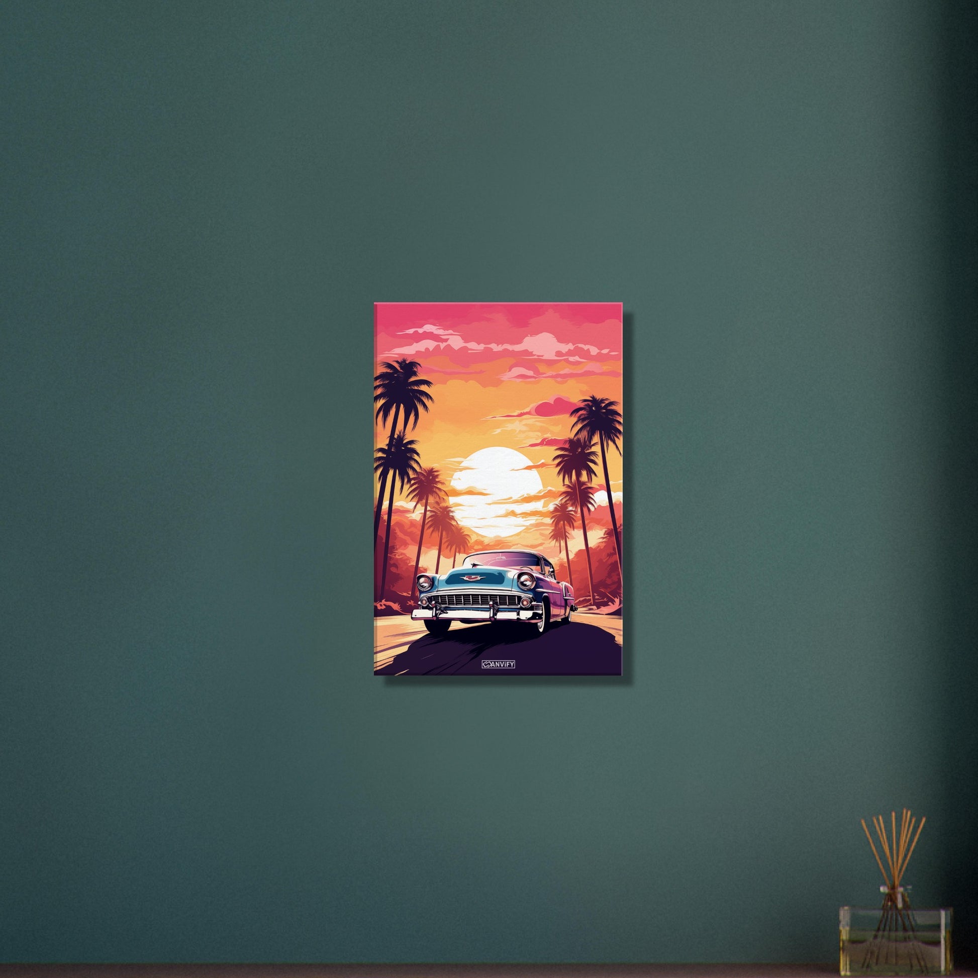 1951 Cadillac Series 62 in blauer Farbe beim Sonnenuntergang mit Palmen malerisch dargestellt auf einer Leinwand