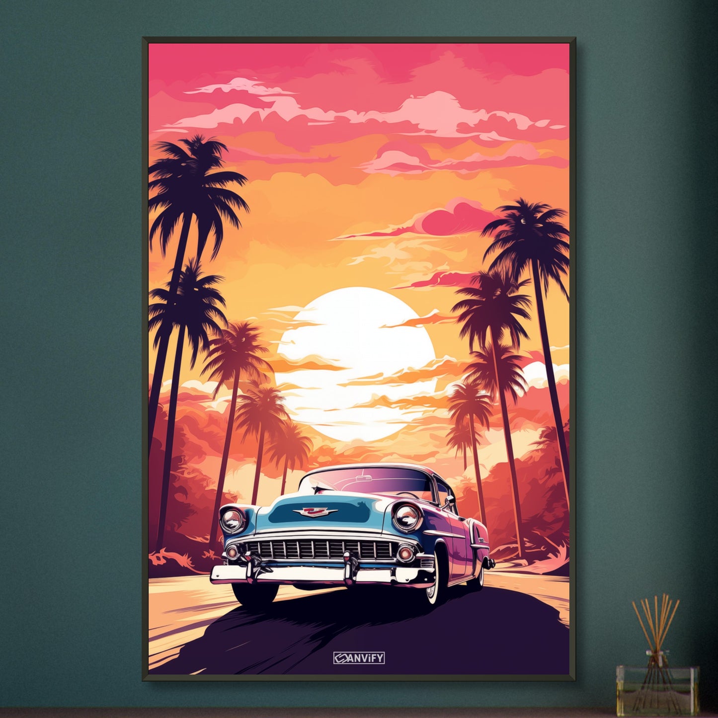 1951 Cadillac Series 62 in blauer Farbe beim Sonnenuntergang mit Palmen malerisch dargestellt auf einem Poster im Metallrahmen