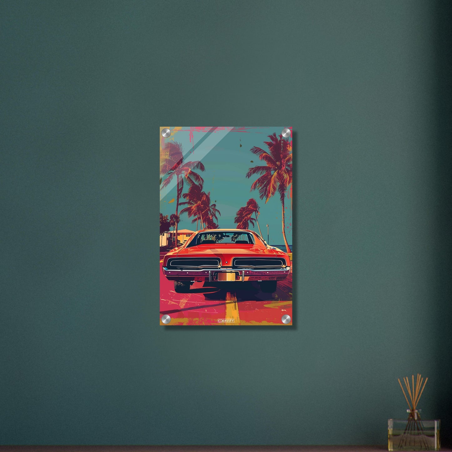 Dodge Challenger aus dem Jahr 1970 in roter Farbe in Miami mit Palmen malerisch dargestellt auf einem Acrylbild
