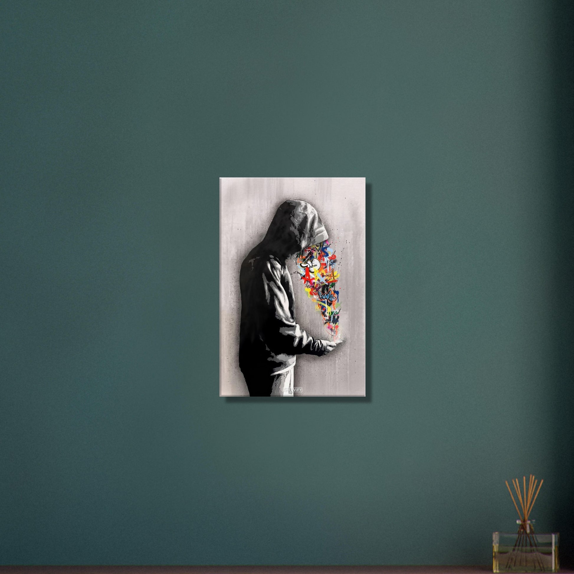 Graffiti von einem Jungen mit Hoodie im Stil von Banksy auf einer Leinwand