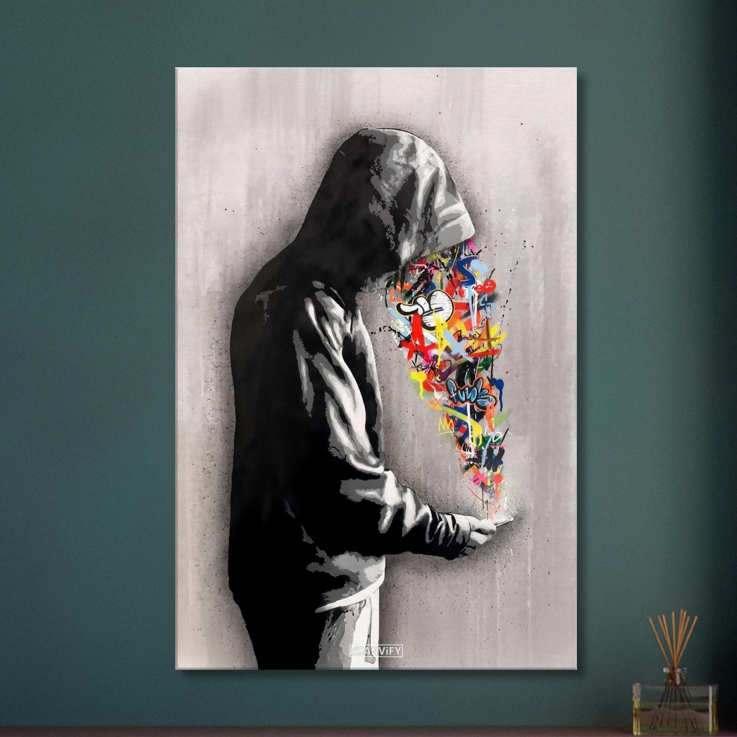 Graffiti von einem Jungen mit Hoodie im Stil von Banksy auf einer Leinwand