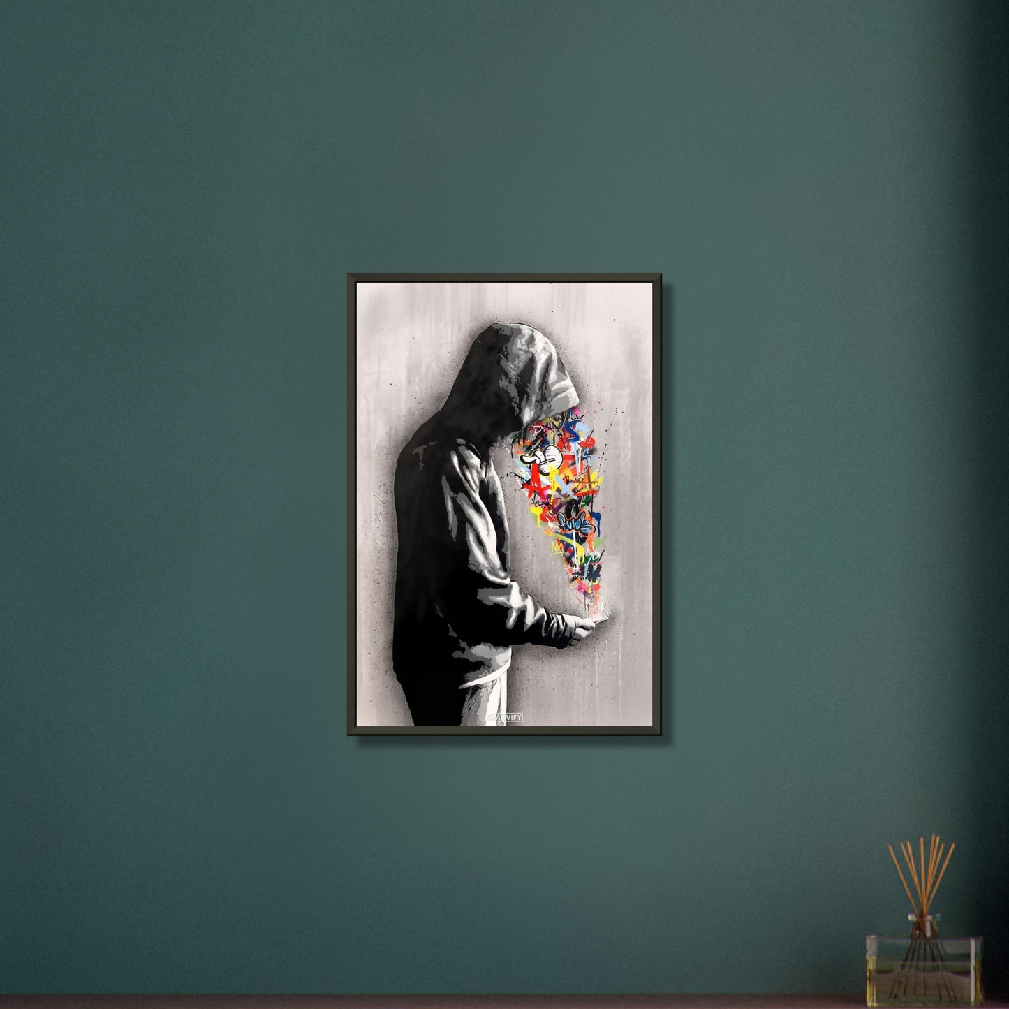 Graffiti von einem Jungen mit Hoodie im Stil von Banksy auf einem Poster im Metallrahmen