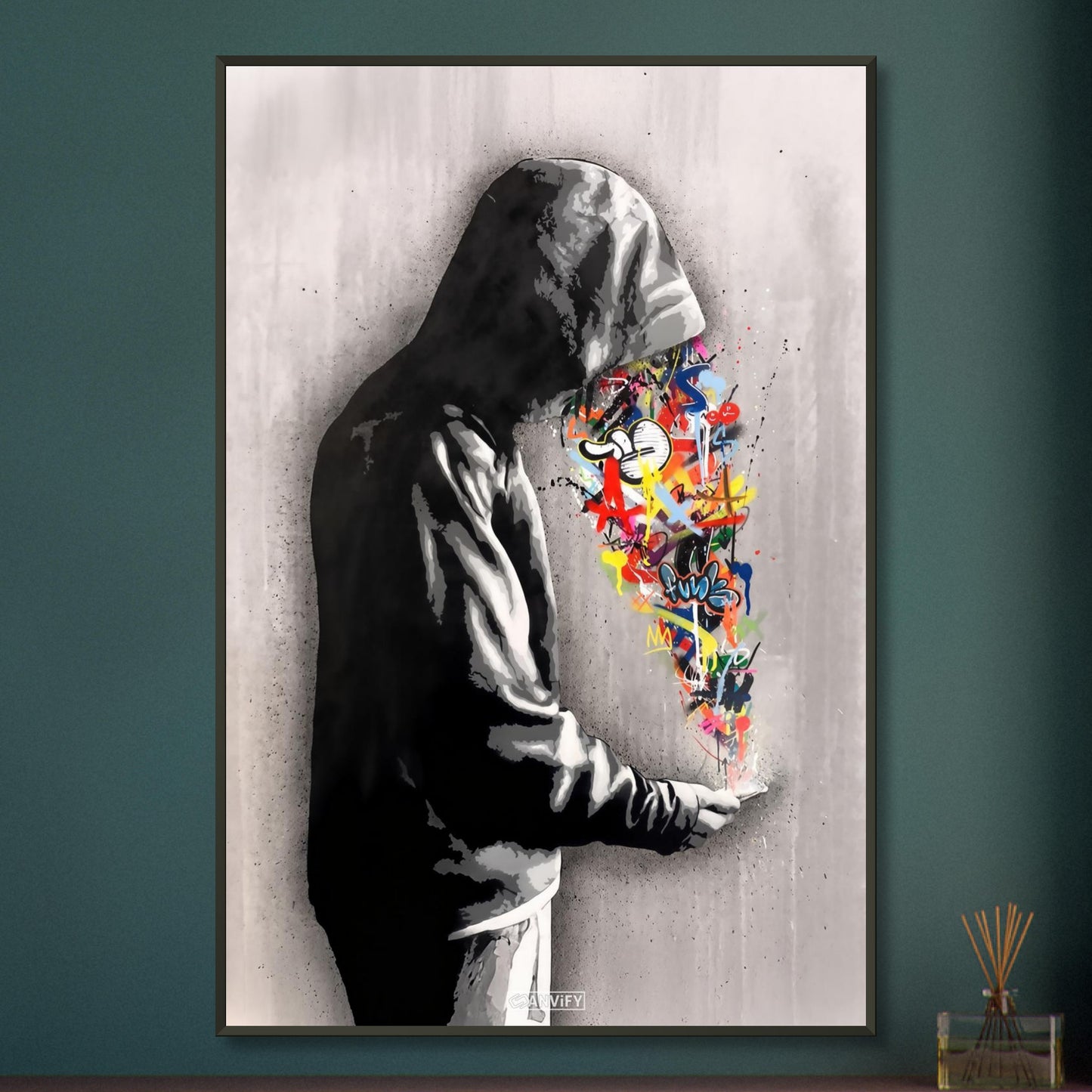 Graffiti von einem Jungen mit Hoodie im Stil von Banksy auf einem Poster im Metallrahmen