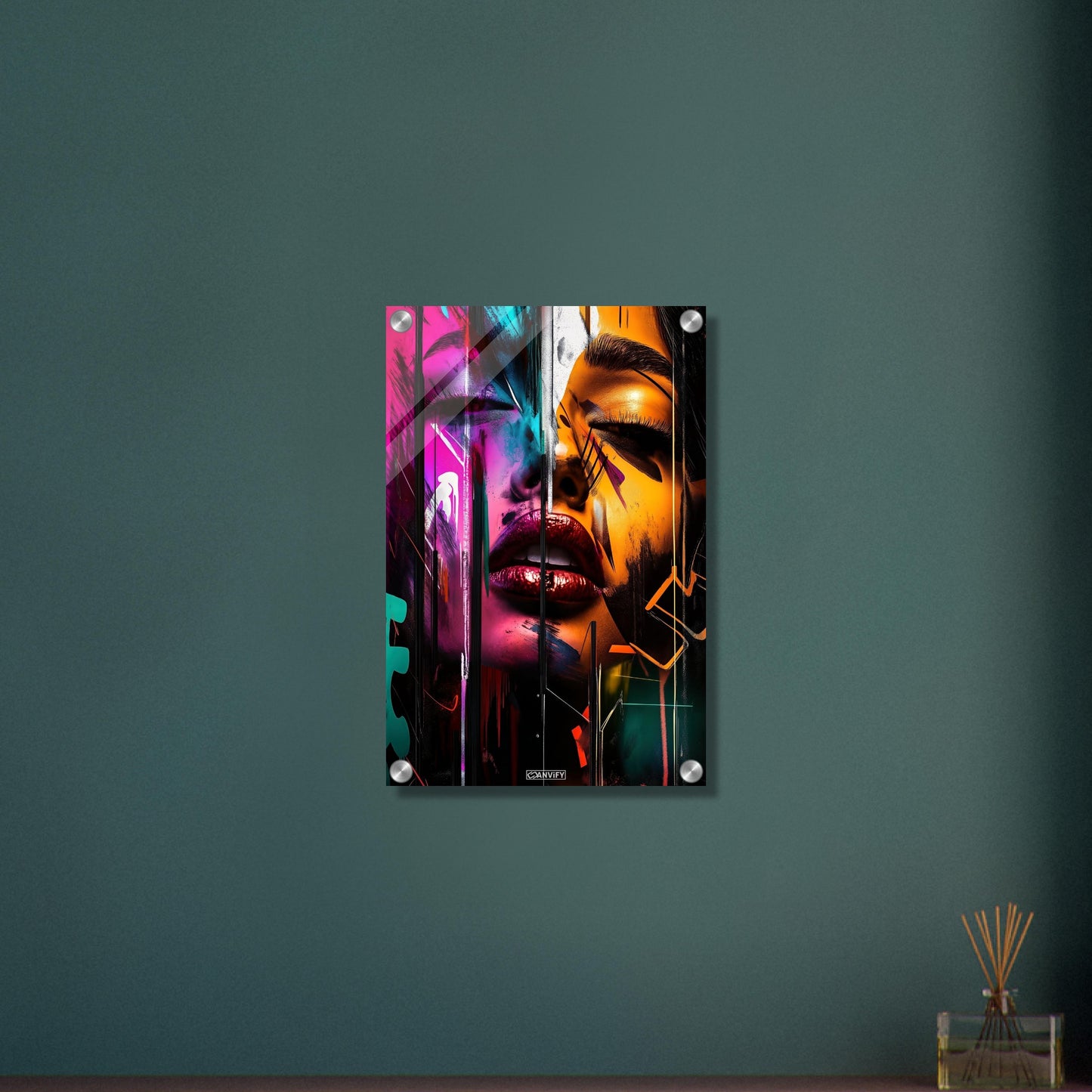 Hübsches Gesicht einer Frau in bunten und abstrakten Farben auf einem Acrylbild