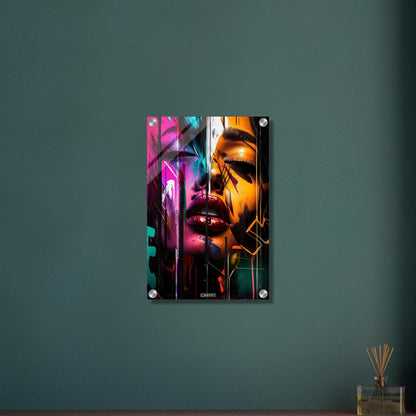 Hübsches Gesicht einer Frau in bunten und abstrakten Farben auf einem Acrylbild