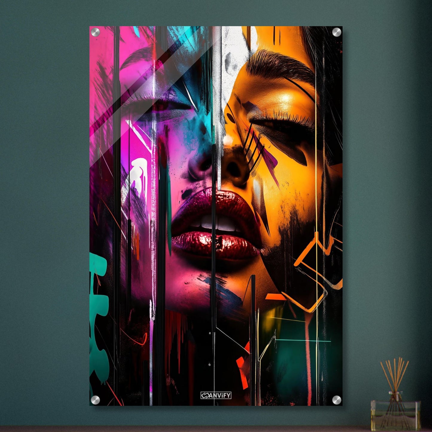 Hübsches Gesicht einer Frau in bunten und abstrakten Farben auf einem Acrylbild