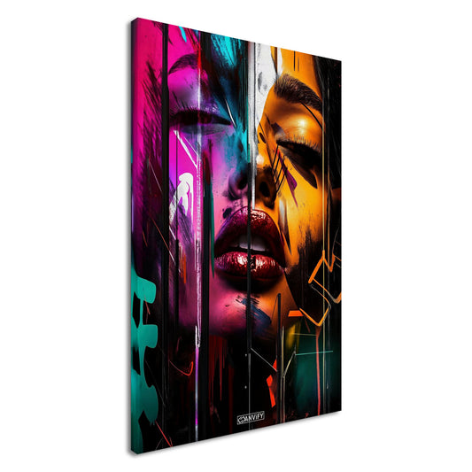 Hübsches Gesicht einer Frau in bunten und abstrakten Farben auf einer Leinwand