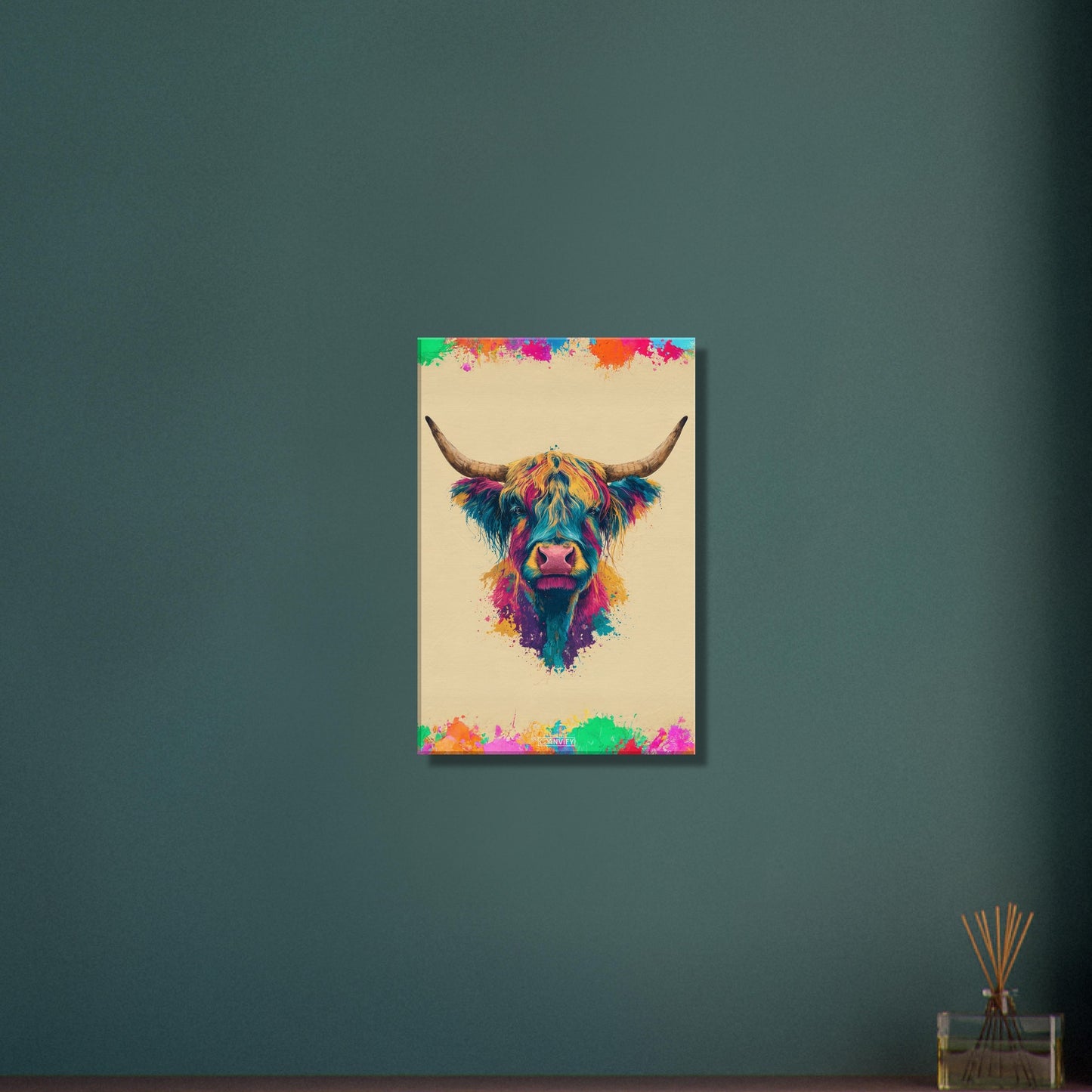 Buntes Hochlandrind Portrait auf einer Leinwand