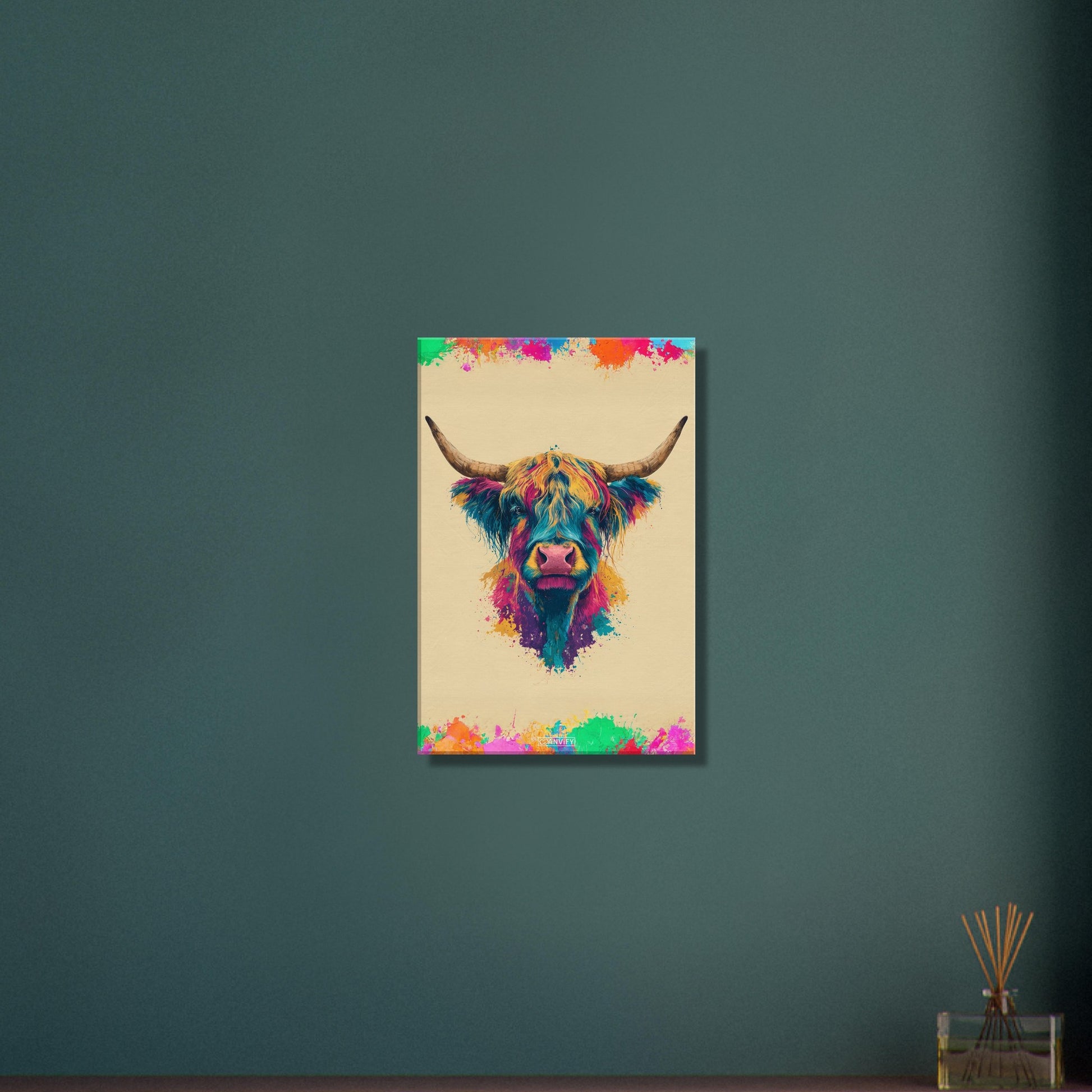Buntes Hochlandrind Portrait auf einer Leinwand