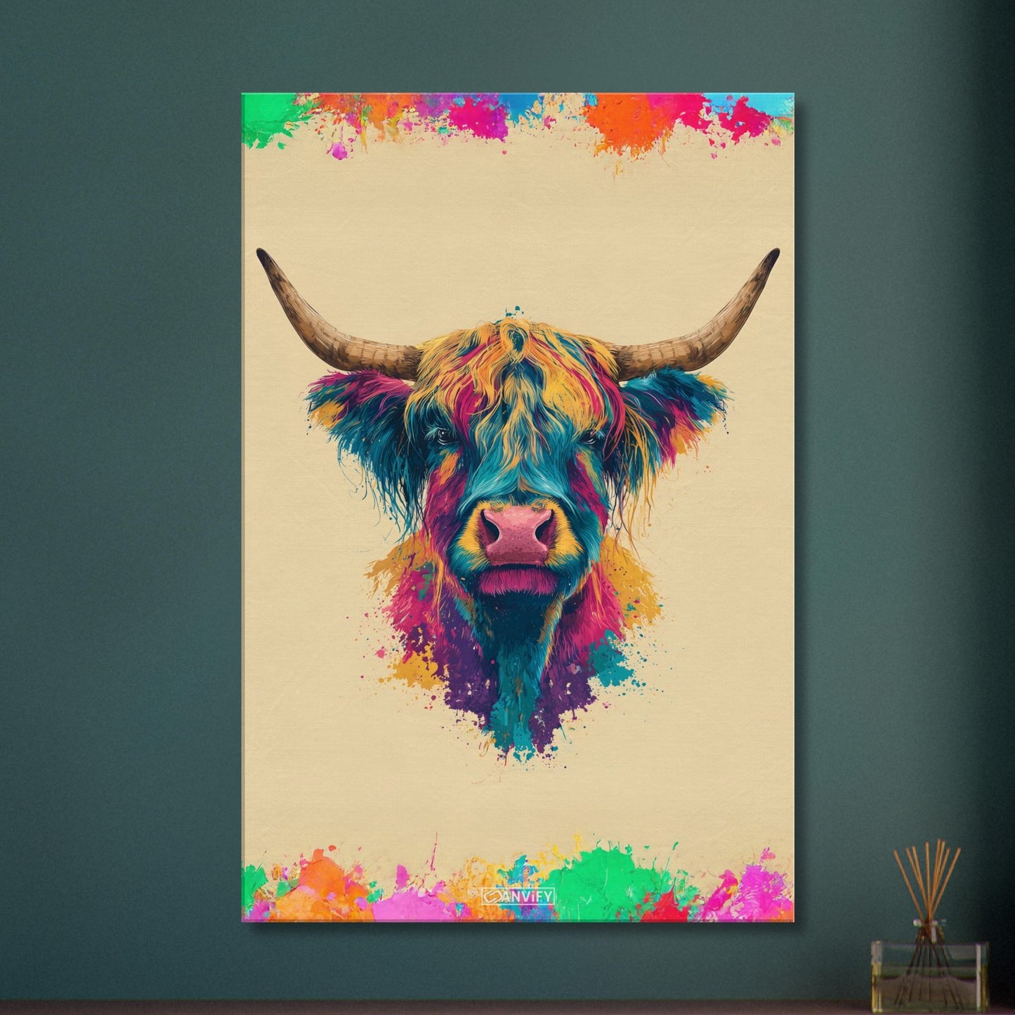 Buntes Hochlandrind Portrait auf einer Leinwand