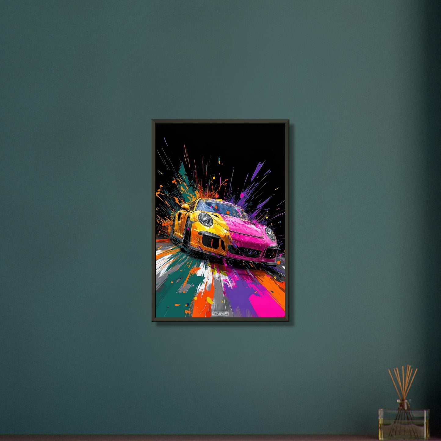 Porsche 911 in bunten Acrylfarben auf einem Poster im Metallrahmen