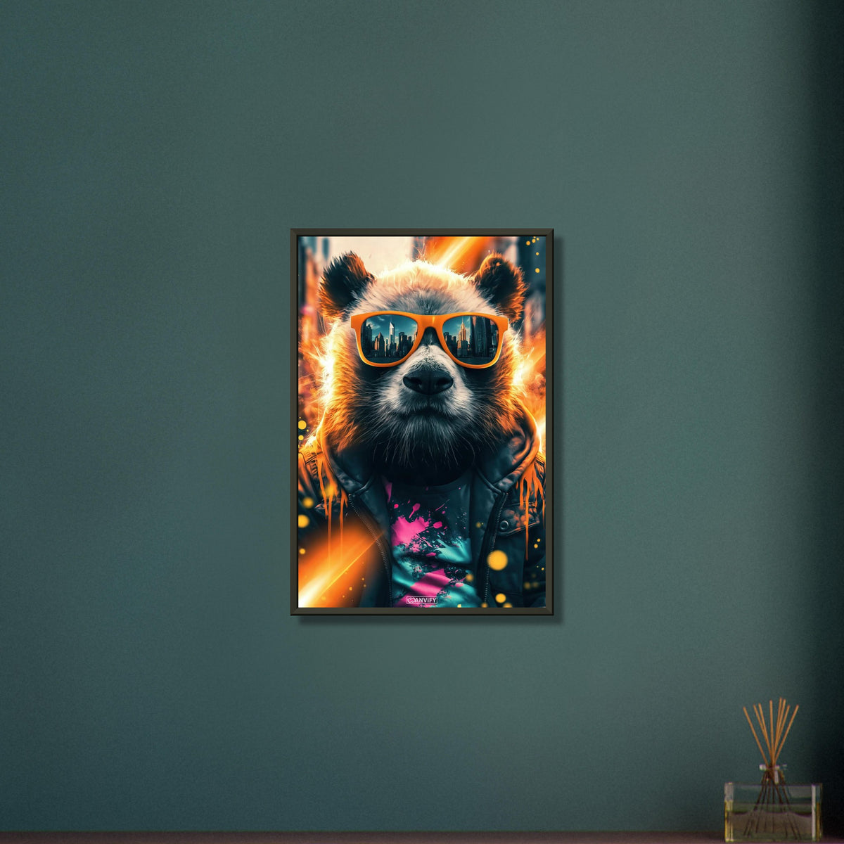 Cooler Panda mit Sonnenbrille im Street Art-Stil auf einem Poster im Metallrahmen
