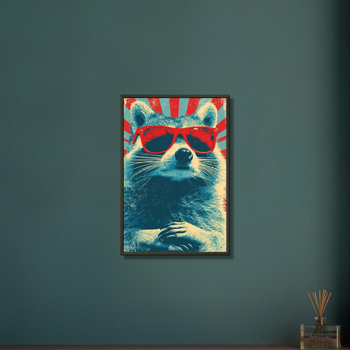 Cooler Waschbär mit roter Sonnenbrille im Pop Art Stil von Andy Warhol auf einem Poster im Metallrahmen