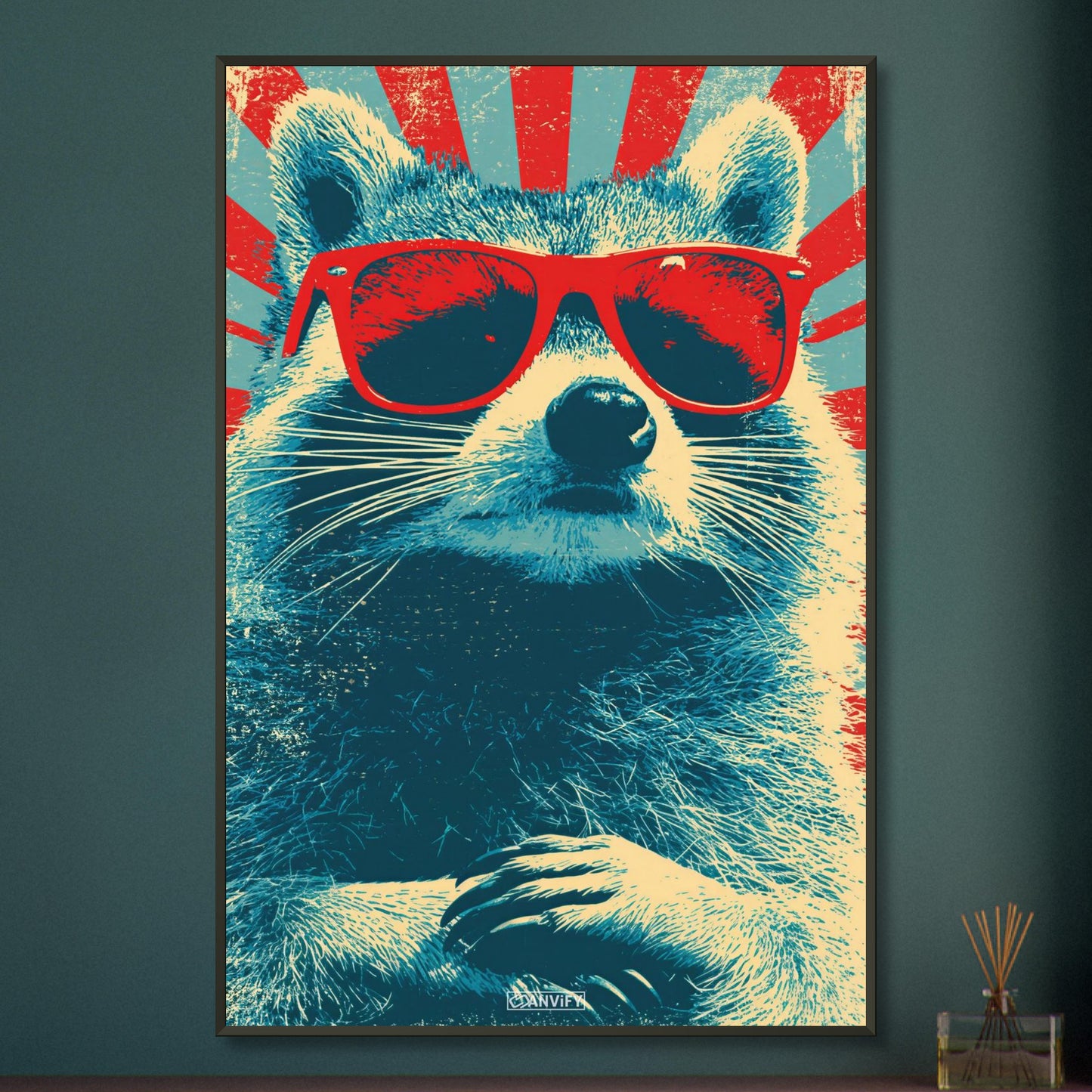 Cooler Waschbär mit roter Sonnenbrille im Pop Art Stil von Andy Warhol auf einem Poster im Metallrahmen