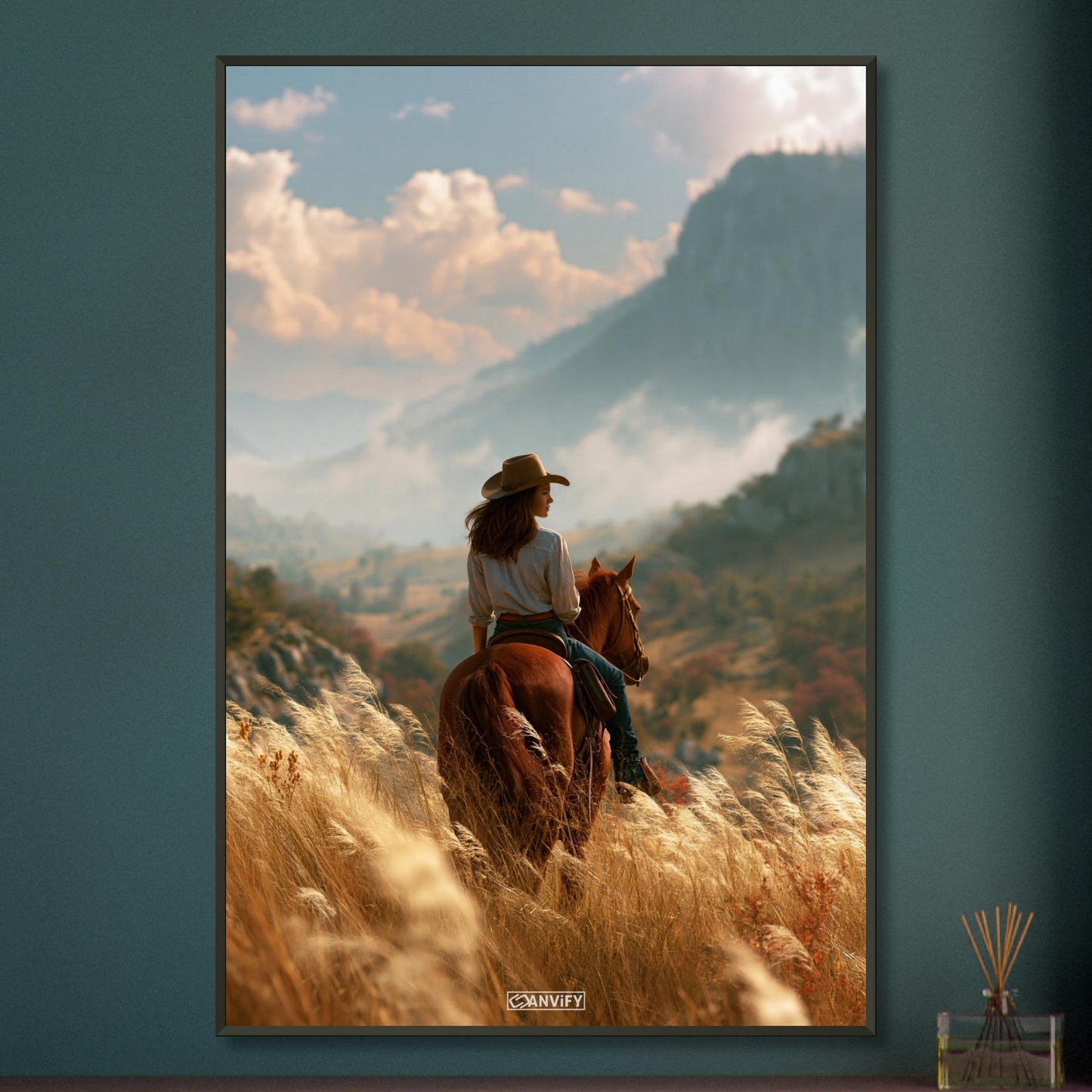 Cowgirl auf einem braunen Pferd im Weizenfeld vor einer Berglandschaft auf einem Poster im Metallrahmen