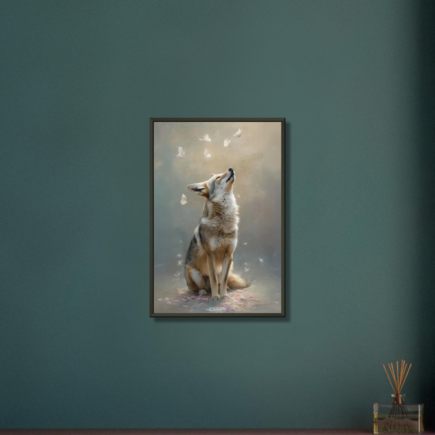Kojote und Schmetterlinge auf einem Poster im Metallrahmen