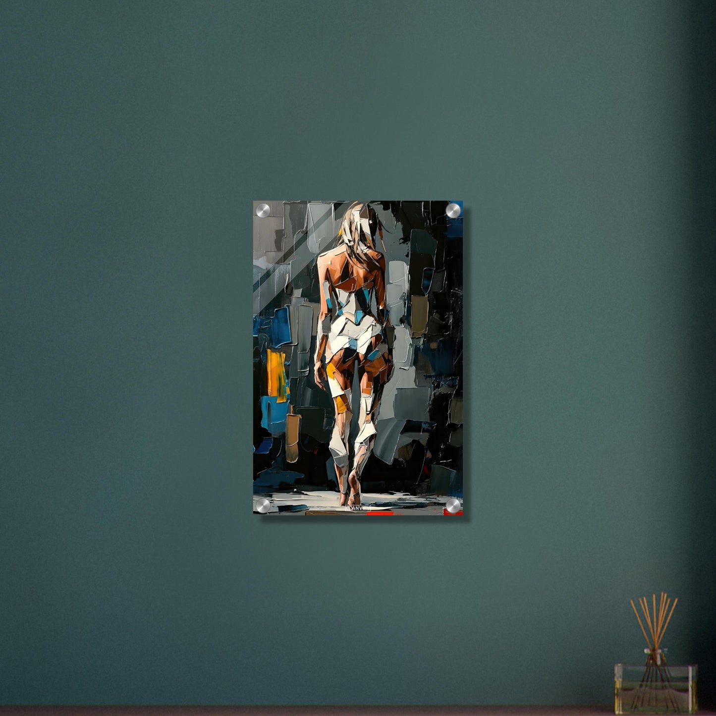 Sexy Frau im kubistischen Stil und im weißen Bodysuit auf einem Acrylbild