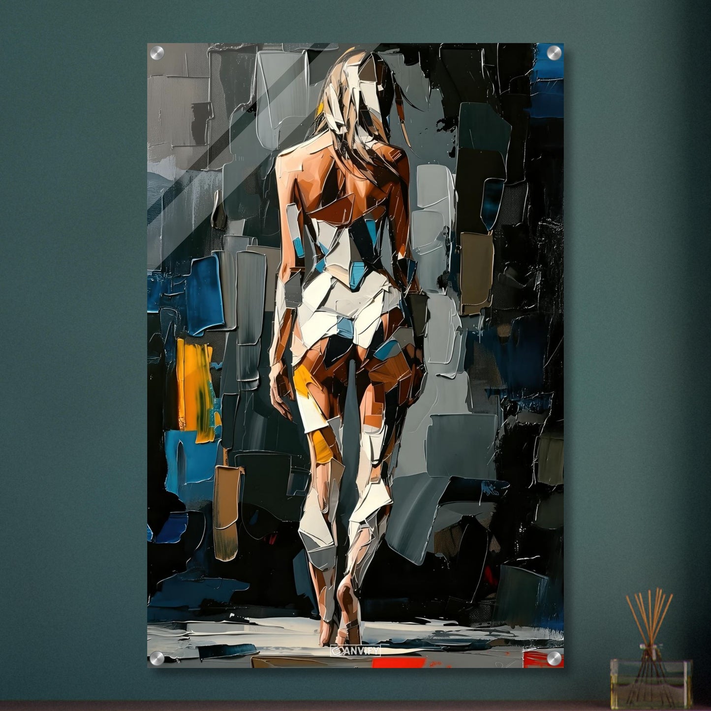 Sexy Frau im kubistischen Stil und im weißen Bodysuit auf einem Acrylbild