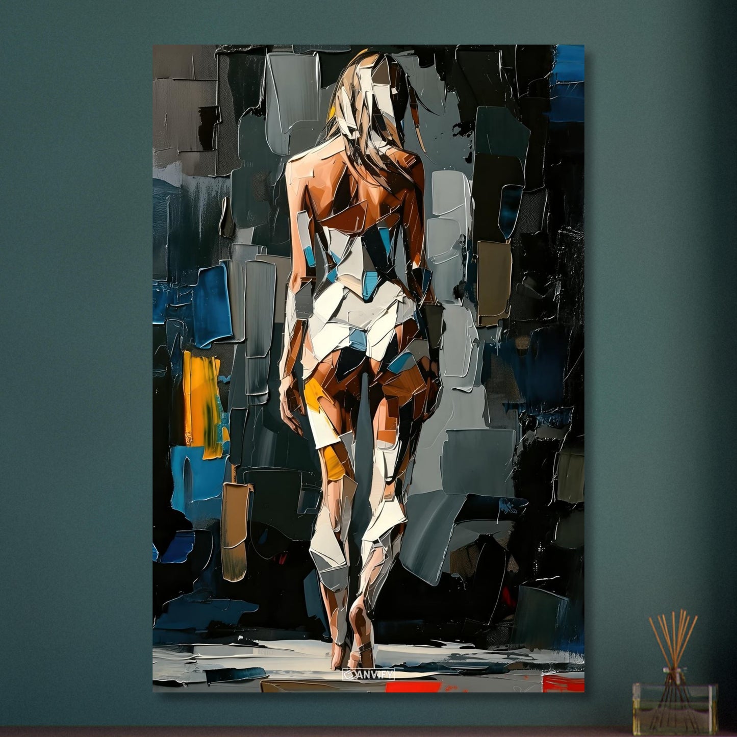 Sexy Frau im kubistischen Stil und im weißen Bodysuit auf Aluminium