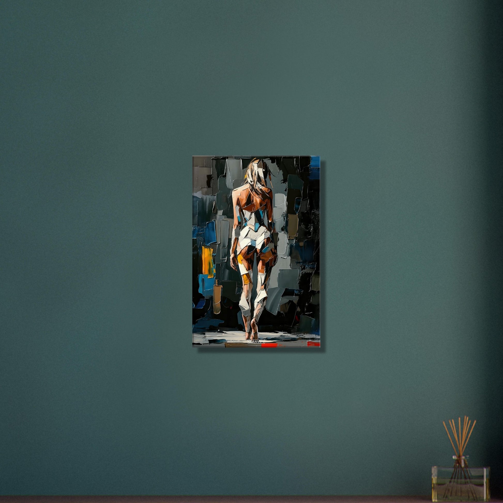 Sexy Frau im kubistischen Stil und im weißen Bodysuit auf einer Leinwand