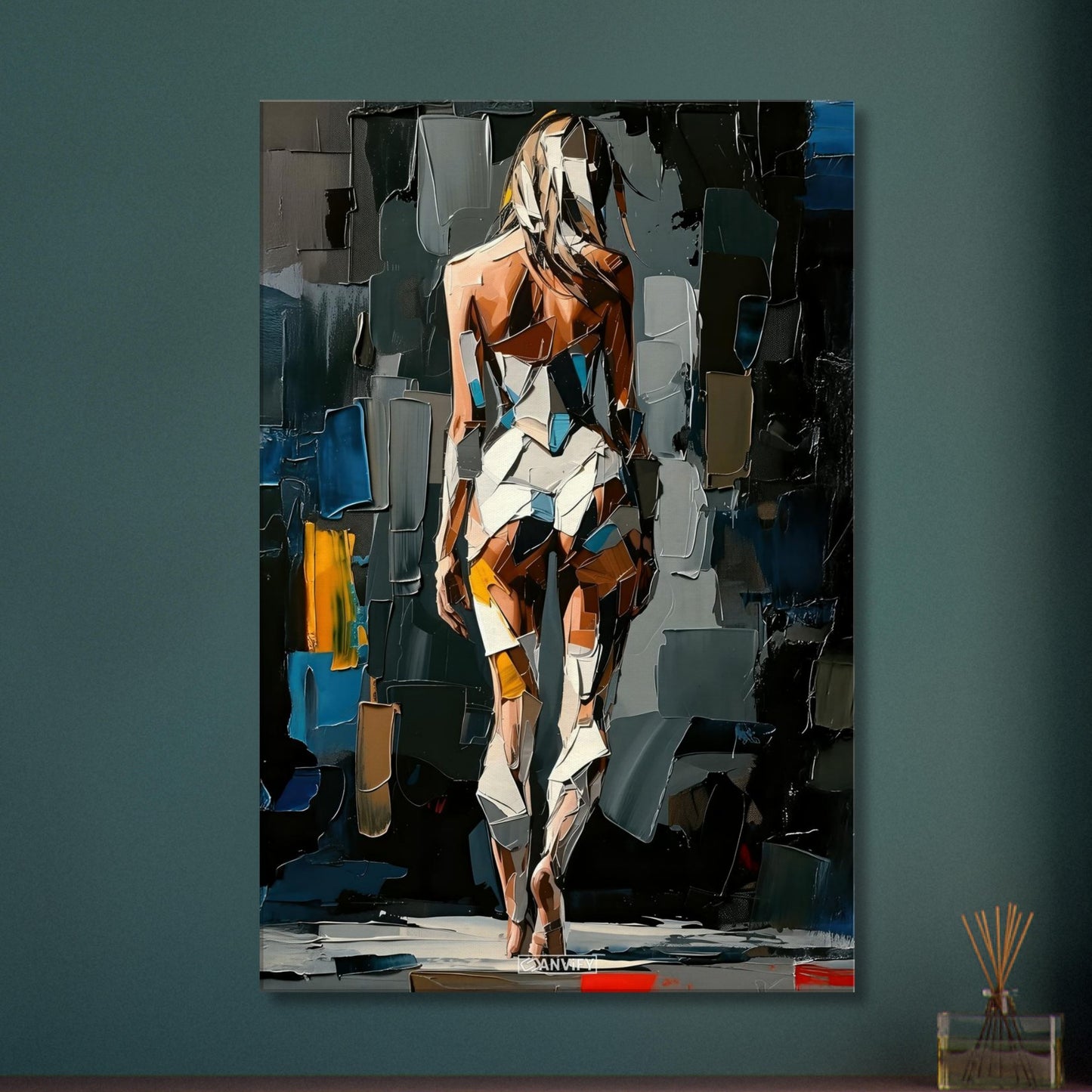 Sexy Frau im kubistischen Stil und im weißen Bodysuit auf einer Leinwand