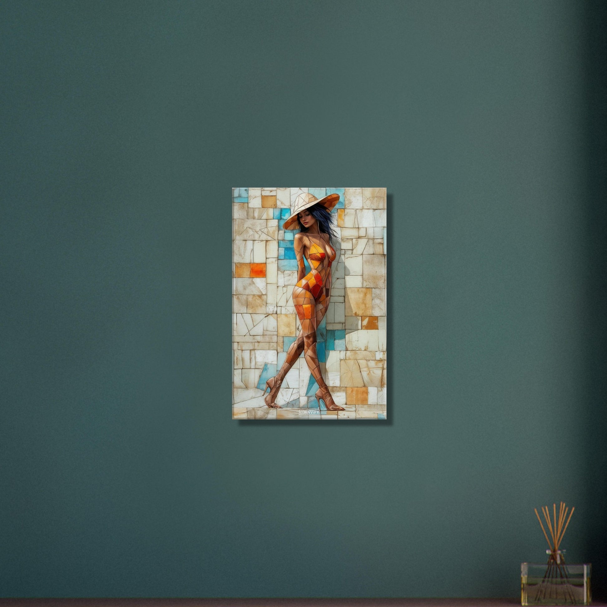 Schöne sexy dunkelhaarige Frau mit Hut und Badeanzug im kubistischen Stil auf einer Leinwand